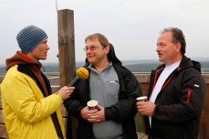 Markus Schaldach (Mitte) und Frank Schröter (rechts) - hier mit Ivo Ziemann (Antenne Brandenburg) auf dem Löwendorfer Aussichtsturm
