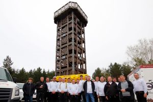Das Team von Schaldach & Schröter vor dem Löwendorfer Aussichtsturm